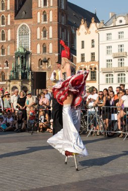 Krakov, Polonya - 5 Temmuz 2018: Performans dans gerçekleştirilen yarışma yanında Kiev Sokak Tiyatrosu vurgular 31 Street - Uluslararası Festivali, sokak tiyatroları Krakov, Polonya. 
