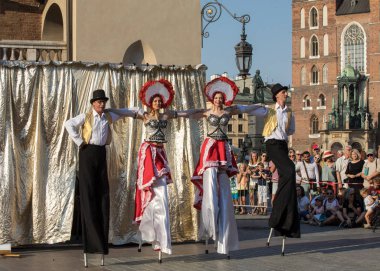 Krakov, Polonya - 5 Temmuz 2018: Performans dans gerçekleştirilen yarışma yanında Kiev Sokak Tiyatrosu vurgular 31 Street - Uluslararası Festivali, sokak tiyatroları Krakov, Polonya. 