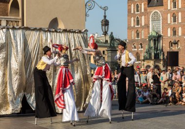 Krakov, Polonya - 5 Temmuz 2018: Performans dans gerçekleştirilen yarışma yanında Kiev Sokak Tiyatrosu vurgular 31 Street - Uluslararası Festivali, sokak tiyatroları Krakov, Polonya. 