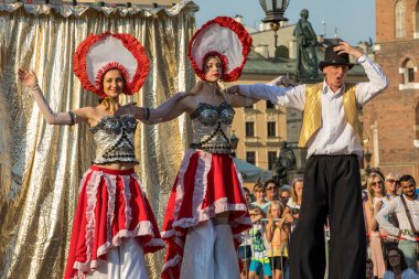 Krakov, Polonya - 5 Temmuz 2018: Performans dans gerçekleştirilen yarışma yanında Kiev Sokak Tiyatrosu vurgular 31 Street - Uluslararası Festivali, sokak tiyatroları Krakov, Polonya. 