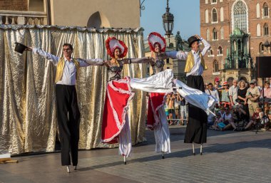 Krakov, Polonya - 5 Temmuz 2018: Performans dans gerçekleştirilen yarışma yanında Kiev Sokak Tiyatrosu vurgular 31 Street - Uluslararası Festivali, sokak tiyatroları Krakov, Polonya. 