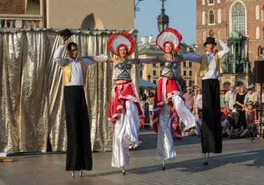 Krakov, Polonya - 5 Temmuz 2018: Performans dans gerçekleştirilen yarışma yanında Kiev Sokak Tiyatrosu vurgular 31 Street - Uluslararası Festivali, sokak tiyatroları Krakov, Polonya. 