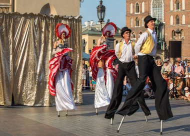 Krakov, Polonya - 5 Temmuz 2018: Performans dans gerçekleştirilen yarışma yanında Kiev Sokak Tiyatrosu vurgular 31 Street - Uluslararası Festivali, sokak tiyatroları Krakov, Polonya. 