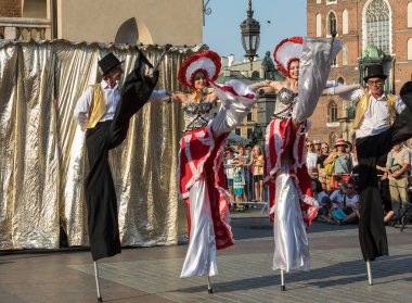 Krakov, Polonya - 5 Temmuz 2018: Performans dans gerçekleştirilen yarışma yanında Kiev Sokak Tiyatrosu vurgular 31 Street - Uluslararası Festivali, sokak tiyatroları Krakov, Polonya. 