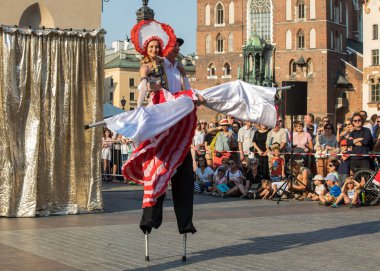 Krakov, Polonya - 5 Temmuz 2018: Performans dans gerçekleştirilen yarışma yanında Kiev Sokak Tiyatrosu vurgular 31 Street - Uluslararası Festivali, sokak tiyatroları Krakov, Polonya. 