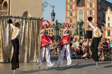 Krakov, Polonya - 5 Temmuz 2018: Performans dans gerçekleştirilen yarışma yanında Kiev Sokak Tiyatrosu vurgular 31 Street - Uluslararası Festivali, sokak tiyatroları Krakov, Polonya. 