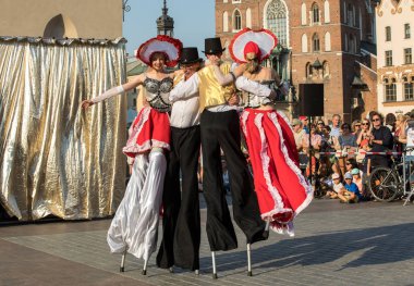 Krakov, Polonya - 5 Temmuz 2018: Performans dans gerçekleştirilen yarışma yanında Kiev Sokak Tiyatrosu vurgular 31 Street - Uluslararası Festivali, sokak tiyatroları Krakov, Polonya. 