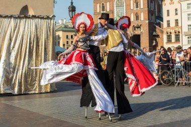 Krakov, Polonya - 5 Temmuz 2018: Performans dans gerçekleştirilen yarışma yanında Kiev Sokak Tiyatrosu vurgular 31 Street - Uluslararası Festivali, sokak tiyatroları Krakov, Polonya. 