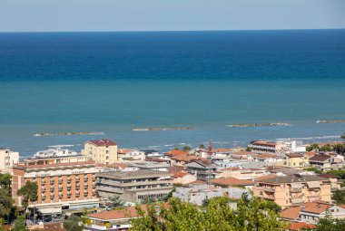 Bir Roseto degli Abruzzi, Abruzzo, İtalya. Bir Roseto degli Abruzzi olarak da bilinen 'Lido delle Rose' gül ve coşan büyük çeşitli nedeniyle olduğunu.