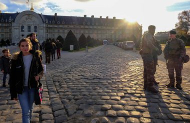 Paris, Fransa - Kasım 2017: Paris'te terörizm tehdidi ile bağlantılı olarak devriye Fransız Ordusu askerleri