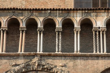  Ferrara Katedrali 'nin yan duvarı, Basilica Cattedrale di San Giorgio, Ferrara, İtalya 