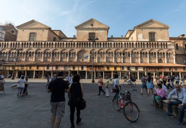 Ferrara, İtalya - 10 Haziran 2017: Sahne Via Trento e Trieste ve yerel ve turistler, Ferrara, Emilia-Romagna, İtalya ile Katedral Kulesi