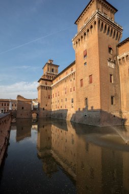Ferrara, İtalya - 10 Haziran 2017: 14. yüzyıldan kalma dört kuleli kale, Ferrara, Emilia-Romagna, İtalya