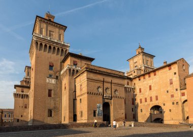 Ferrara, İtalya - 10 Haziran 2017: 14. yüzyıldan kalma dört kuleli kale, Ferrara, Emilia-Romagna, İtalya