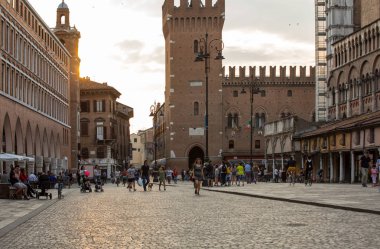 Ferrara, İtalya - 10 Haziran 2017: Via Trento Trieste Ferrara, Ferrara tarihi merkezi, Italy.Square, vatandaşlık ve turistlerin buluşma yeri