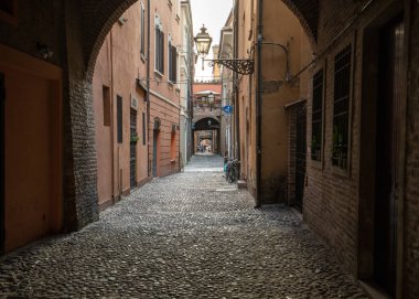Ferrara, İtalya - 10 Haziran 2017: Via delle Ferrara Volte Ortaçağ çeyreğinde. Emilia-Romagna. İtalya. 