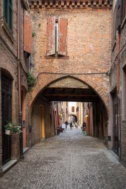 Ferrara, İtalya - 10 Haziran 2017: Via delle Ferrara Volte Ortaçağ çeyreğinde. Emilia-Romagna. İtalya. 