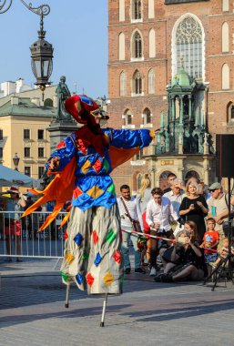 Krakov, Polonya - 5 Temmuz 2018: Performans dans gerçekleştirilen yarışma yanında Kiev Sokak Tiyatrosu vurgular 31 Street - Uluslararası Festivali, sokak tiyatroları Krakov, Polonya. 