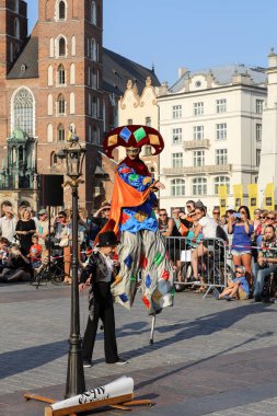 Krakov, Polonya - 5 Temmuz 2018: Performans dans gerçekleştirilen yarışma yanında Kiev Sokak Tiyatrosu vurgular 31 Street - Uluslararası Festivali, sokak tiyatroları Krakov, Polonya. 