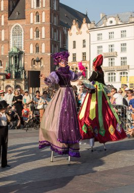 Krakov, Polonya - 5 Temmuz 2018: Performans dans gerçekleştirilen yarışma yanında Kiev Sokak Tiyatrosu vurgular 31 Street - Uluslararası Festivali, sokak tiyatroları Krakov, Polonya. 