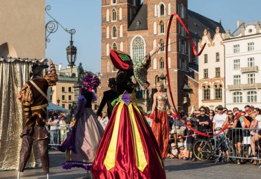 Krakov, Polonya - 5 Temmuz 2018: Performans dans gerçekleştirilen yarışma yanında Kiev Sokak Tiyatrosu vurgular 31 Street - Uluslararası Festivali, sokak tiyatroları Krakov, Polonya. 