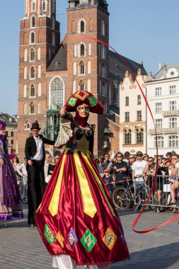 Krakov, Polonya - 5 Temmuz 2018: Performans dans gerçekleştirilen yarışma yanında Kiev Sokak Tiyatrosu vurgular 31 Street - Uluslararası Festivali, sokak tiyatroları Krakov, Polonya. 