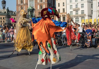 Krakov, Polonya - 5 Temmuz 2018: Performans dans gerçekleştirilen yarışma yanında Kiev Sokak Tiyatrosu vurgular 31 Street - Uluslararası Festivali, sokak tiyatroları Krakov, Polonya. 