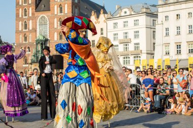 Krakov, Polonya - 5 Temmuz 2018: Performans dans gerçekleştirilen yarışma yanında Kiev Sokak Tiyatrosu vurgular 31 Street - Uluslararası Festivali, sokak tiyatroları Krakov, Polonya. 