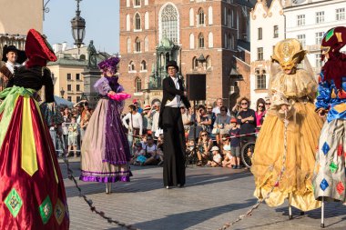 Krakov, Polonya - 5 Temmuz 2018: Performans dans gerçekleştirilen yarışma yanında Kiev Sokak Tiyatrosu vurgular 31 Street - Uluslararası Festivali, sokak tiyatroları Krakov, Polonya. 