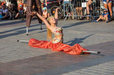 Krakov, Polonya - 5 Temmuz 2018: Performans dans gerçekleştirilen yarışma yanında Kiev Sokak Tiyatrosu vurgular 31 Street - Uluslararası Festivali, sokak tiyatroları Krakov, Polonya. 