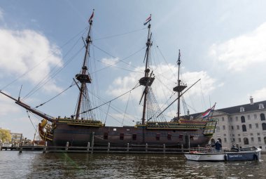 Amsterdam, Hollanda - 20 Nisan 2017: Hollanda Doğu Hindistan Şirketi kopyası 'Amsterdam', Amsterdam, Hollanda Ulusal Denizcilik Müzesi demirleyen gemi
