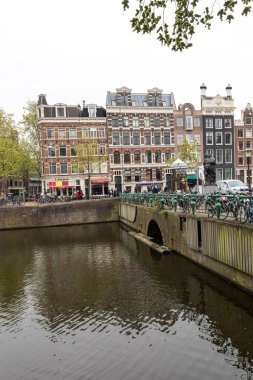 Amsterdam, Hollanda - 20 Nisan 2017: Canal sahne bir bisiklet ile ve geleneksel Hollanda Red Light District içinde ev sahipliği yapmaktadır. Amsterdam. Hollanda
