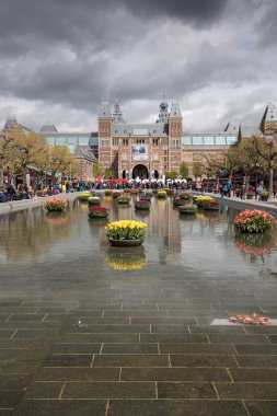 Amsterdam, Hollanda - 22 Nisan 2017: Rijksmuseum Ulusal Müzesi ile ben Amsterdam işaret ve Lale yansıtan Havuzu. Amsterdam, Hollanda