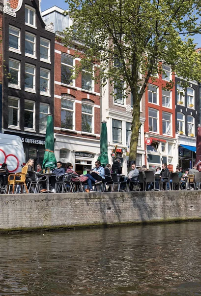 Amsterdam Nederland April 2017 Mensen Zitten Sidewalk Café Door Kanaal — Stockfoto