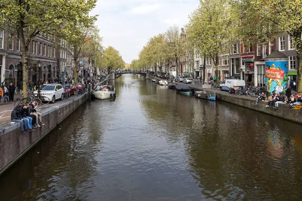 Amsterdam, Hollanda - 20 Nisan 2017: Canal sahne bir bisiklet, tekne ve Red Light District geleneksel Hollanda evleri ile. Amsterdam. Hollanda
