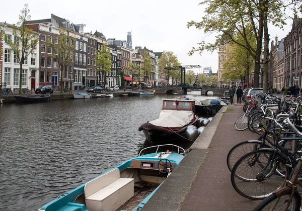 Amsterdam, Hollanda - 20 Nisan 2017: Canal sahne bir bisiklet, tekne ve Red Light District geleneksel Hollanda evleri ile. Amsterdam. Hollanda
