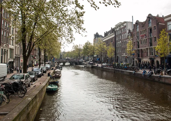 Amsterdam, Hollanda - 20 Nisan 2017: Canal sahne bir bisiklet, tekne ve Red Light District geleneksel Hollanda evleri ile. Amsterdam. Hollanda