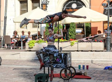 Krakov, Polonya - 5 Temmuz 2018: Performans Happy Hour 31 Street - Uluslararası Festivali, sokak tiyatroları Krakov, Polonya Duo bakın kimden İsrail tarafından gerçekleştirilen Show. 