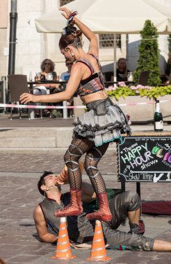Krakov, Polonya - 5 Temmuz 2018: Performans Happy Hour 31 Street - Uluslararası Festivali, sokak tiyatroları Krakov, Polonya Duo bakın kimden İsrail tarafından gerçekleştirilen Show. 