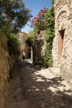 Ortaçağdan kalma şehir Gordes dar sokakta. Provence, Fransa