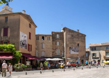 Gordes, Fransa - 25 Haziran 2017: Sokakta turistlerle ortaçağ köyü Gordes Hediyelik eşya mağazaları, Vaucluse, Provence-Alpes-Cte d'Azur, Provence, Fransa .