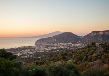 Napoli Körfezi ve Vesuvius romantik günbatımı. Sorrento. İtalya