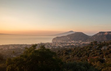 Napoli Körfezi ve Vesuvius romantik günbatımı. Sorrento. İtalya
