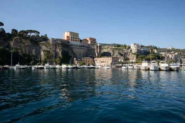 Sorrento Itálie Června 2017 Pohled Marina Hotely Útesech Sorrento Neapolský — Stock fotografie