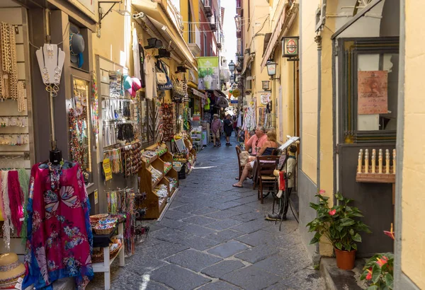 ソレント ナポリ イタリアの近くの狭い路地にソレント イタリア 2017 ショッピング — ストック写真