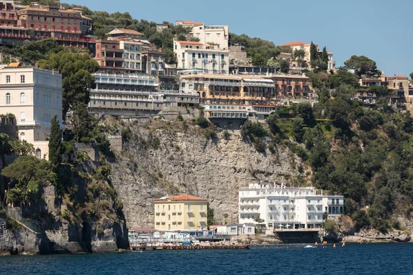 Widok Domy Hotele Szczycie Klifu Sorrento Sorrento Campania Włochy — Zdjęcie stockowe