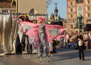 Krakov, Polonya - 5 Temmuz 2018: Performans dans gerçekleştirilen yarışma yanında Kiev Sokak Tiyatrosu vurgular 31 Street - Uluslararası Festivali, sokak tiyatroları Krakov, Polonya. 