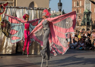 Krakov, Polonya - 5 Temmuz 2018: Performans dans gerçekleştirilen yarışma yanında Kiev Sokak Tiyatrosu vurgular 31 Street - Uluslararası Festivali, sokak tiyatroları Krakov, Polonya. 