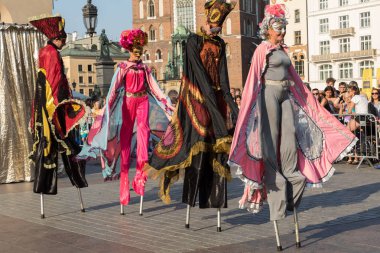 Krakov, Polonya - 5 Temmuz 2018: Performans dans gerçekleştirilen yarışma yanında Kiev Sokak Tiyatrosu vurgular 31 Street - Uluslararası Festivali, sokak tiyatroları Krakov, Polonya. 