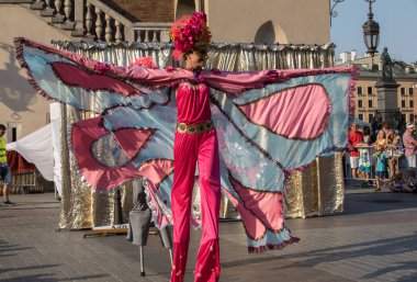 Krakov, Polonya - 5 Temmuz 2018: Performans dans gerçekleştirilen yarışma yanında Kiev Sokak Tiyatrosu vurgular 31 Street - Uluslararası Festivali, sokak tiyatroları Krakov, Polonya. 